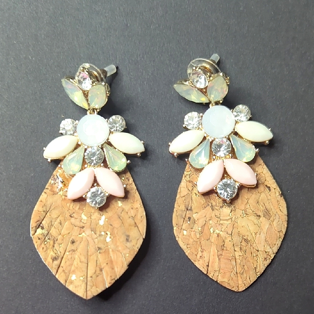 ❤️5/$25 Elegant Gold and Pink Drop Earrings
